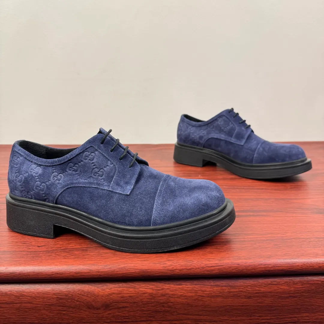 Batch 780 Gucci/Gucci new men's lace-up shoes with GG details, suede leather derby shoes! Rooted in the brand's heritage, these men's lace-up shoes are crafted from suede calfskin and embellished with GG-print embossed suede details in homage to Gucci's iconic monogram. The rubber sole decorated with GG pattern adds a touch of modern fashion to this design. Typical three-joint style design. European and American classic version, full calfskin lining. The overall upper texture is soft and the lining is comfortable and breathable. 2CM thickened soft rubber sole, easy to control. Versatile and stylish upper foot, multiple colors available to meet different matching needs, complete package! Size: 39-40-41-42-43-44 leather shoe size (can be customized to 38.45) Item number: 7826Z suede blue